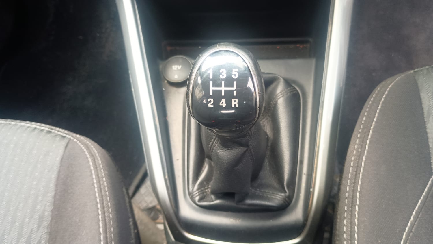 Used 2018 Ford EcoSport Titanium 1.5L TDCi Diesel Manual interior GEAR  KNOB VIEW