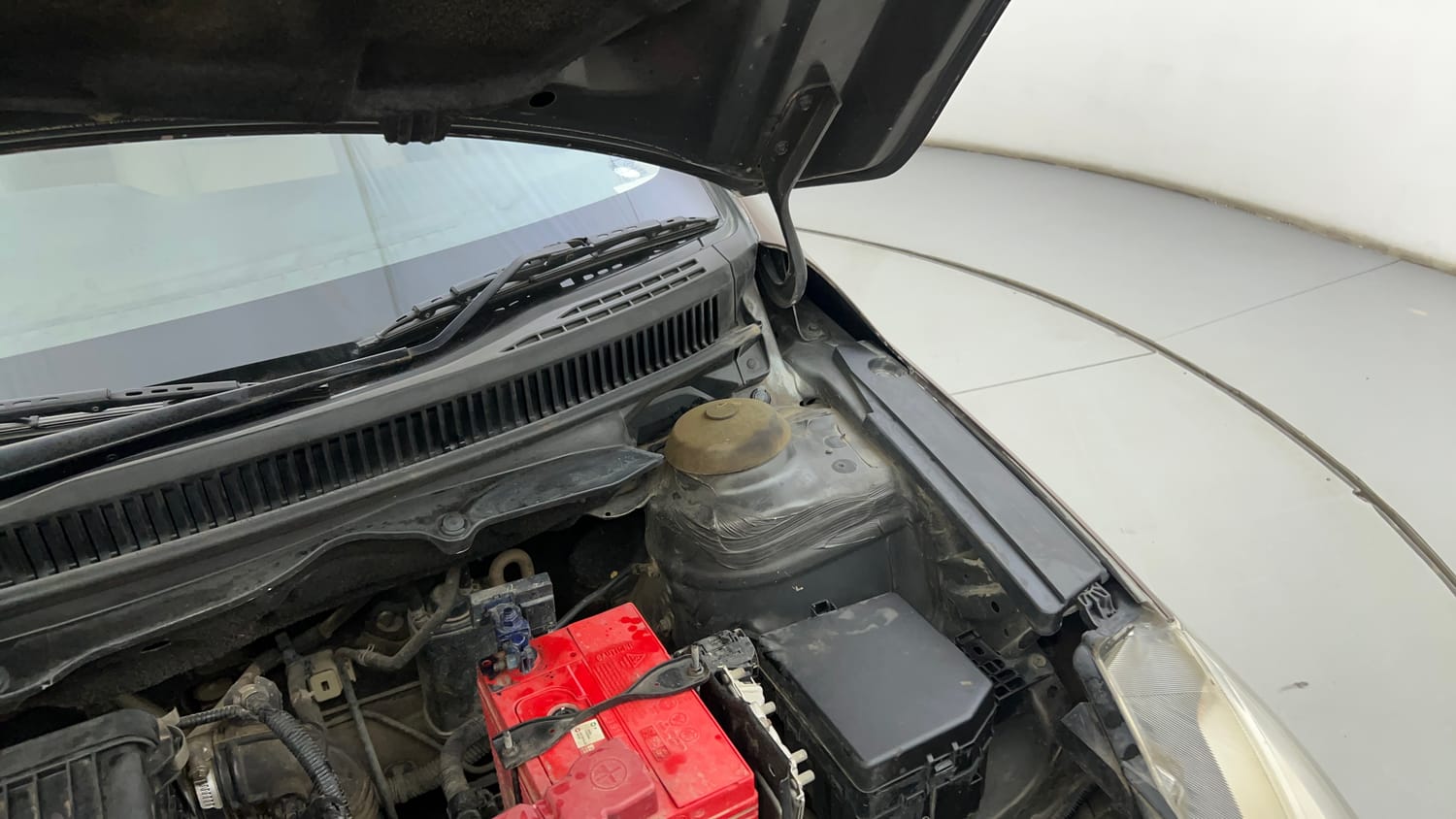 Used 2015 Maruti Suzuki Ciaz ZXI+ Petrol Manual engine ENGINE LEFT SIDE HINGE & APRON VIEW