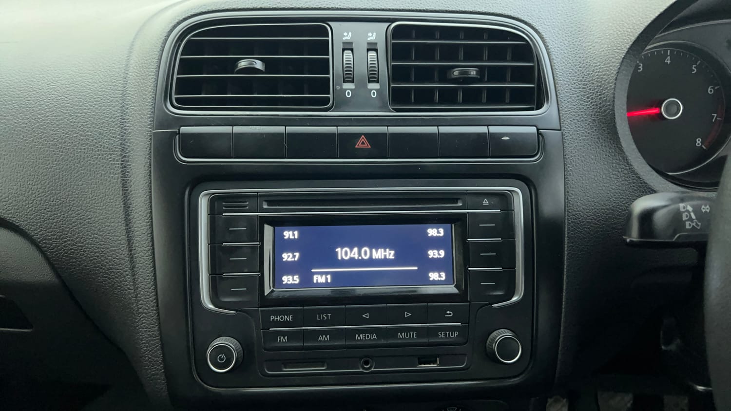 Used 2019 Volkswagen Ameo Comfortline 1.0L (P) Petrol Manual interior MUSIC SYSTEM & AC CONTROL VIEW