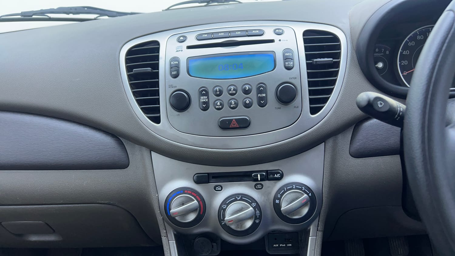 Used 2014 Hyundai i10 Sportz 1.1 iRDE2 Petrol Manual interior MUSIC SYSTEM & AC CONTROL VIEW