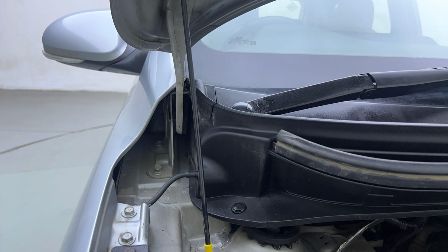 Used 2017 Maruti Suzuki Ertiga VXI CNG Cng Manual engine ENGINE RIGHT SIDE HINGE & APRON VIEW