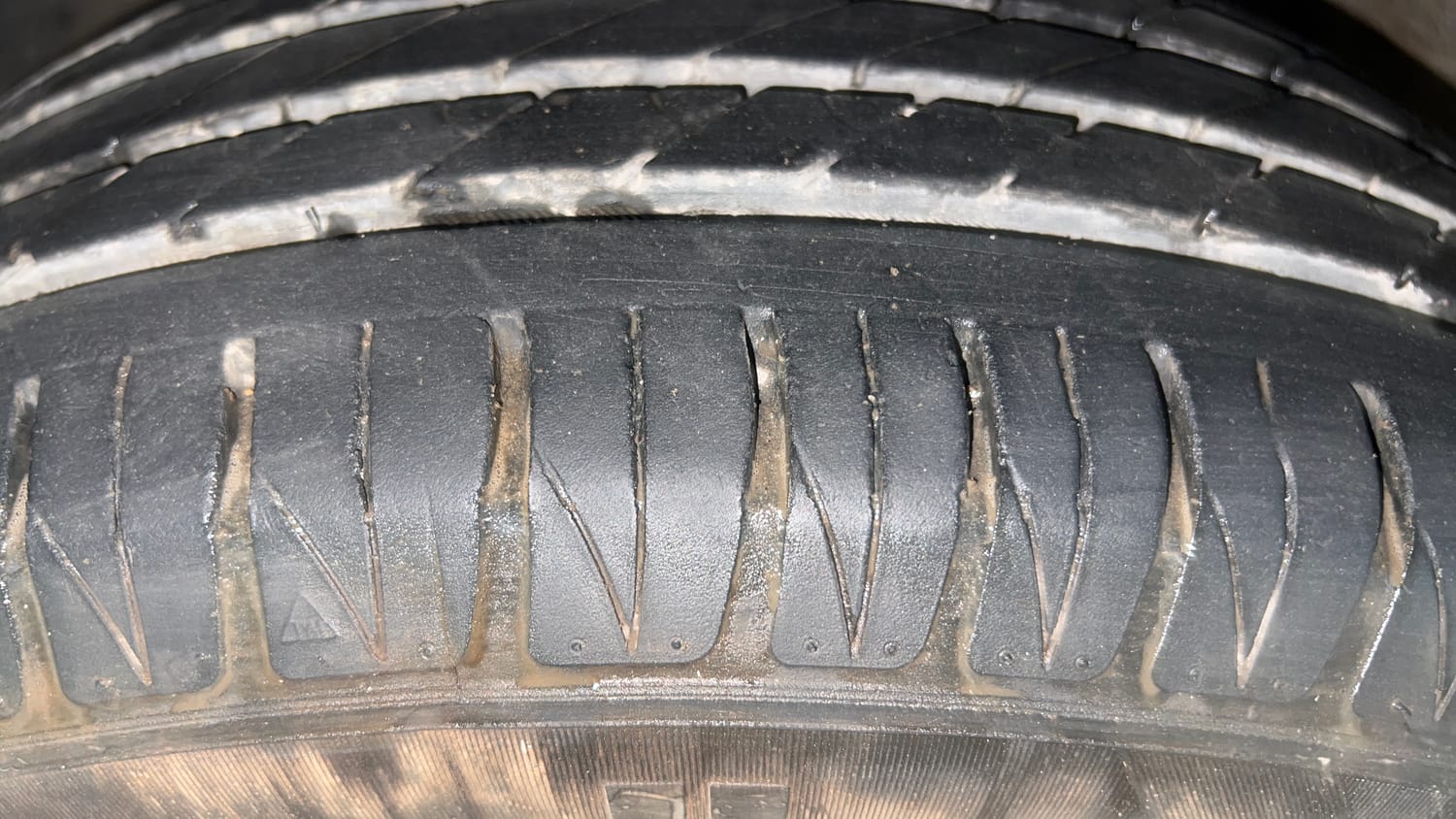 Used 2020 Hyundai Venue SX 1.0 Turbo Petrol Manual tyres LEFT FRONT TYRE TREAD VIEW
