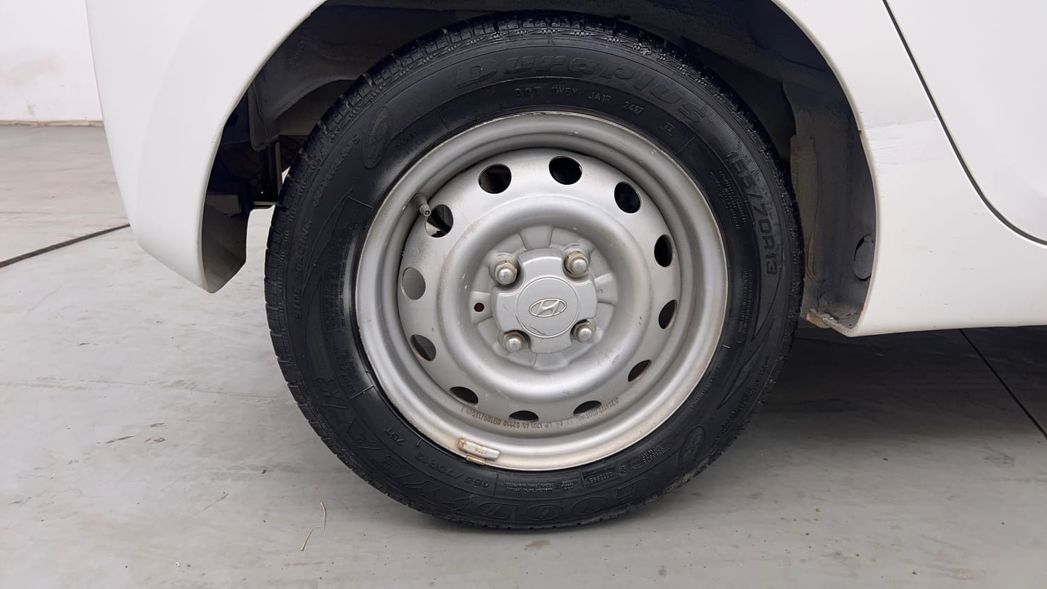 Used 2018 Hyundai Eon Era + AirBag Petrol Manual tyres RIGHT REAR TYRE RIM VIEW