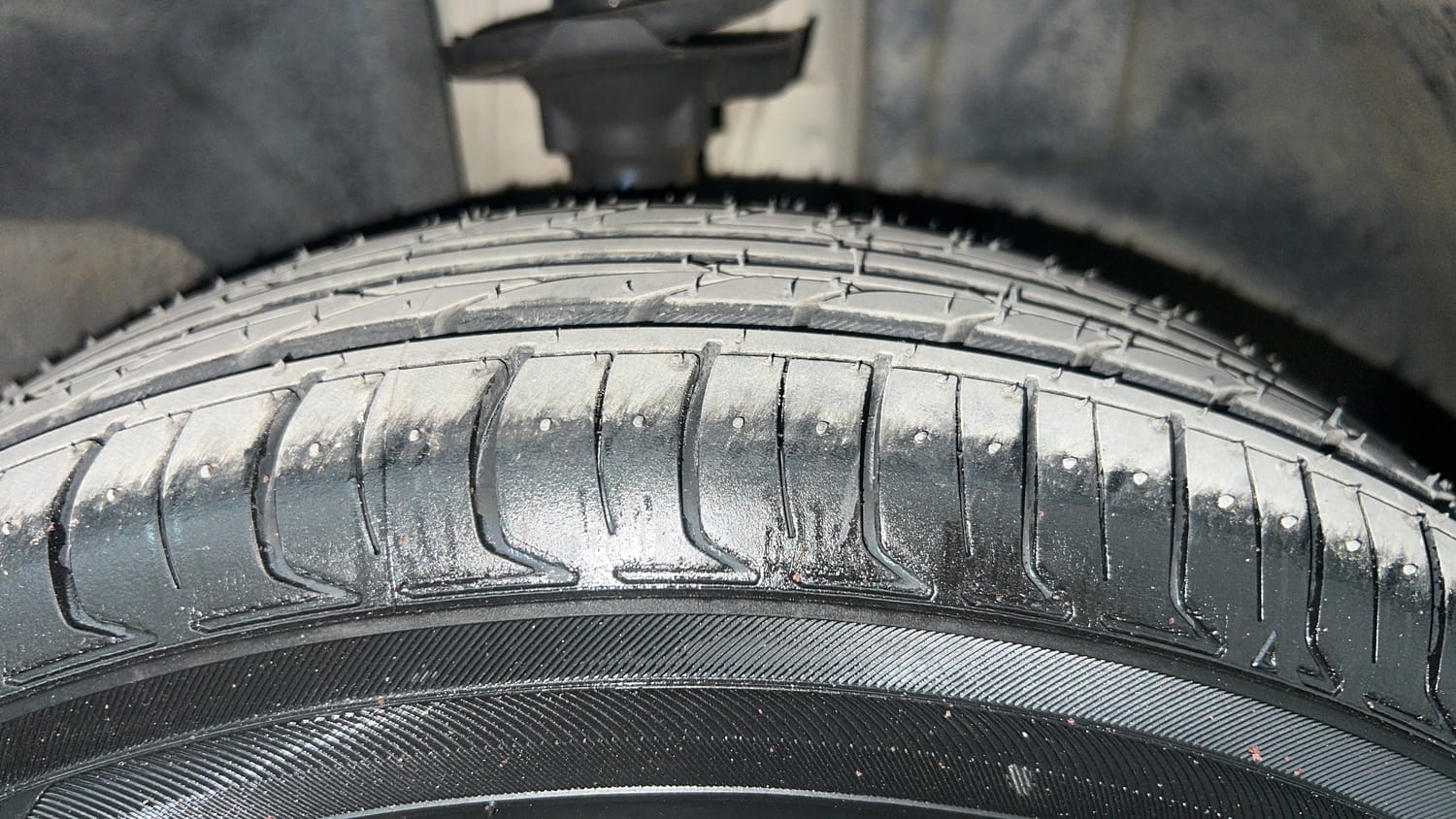 Used 2022 Renault Kwid RXT 1.0 AMT (O) Petrol Automatic tyres RIGHT FRONT TYRE TREAD VIEW