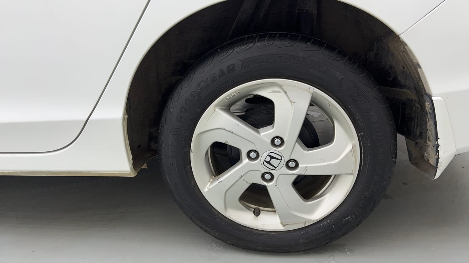 Used 2015 Honda City V Petrol Manual tyres LEFT REAR TYRE RIM VIEW