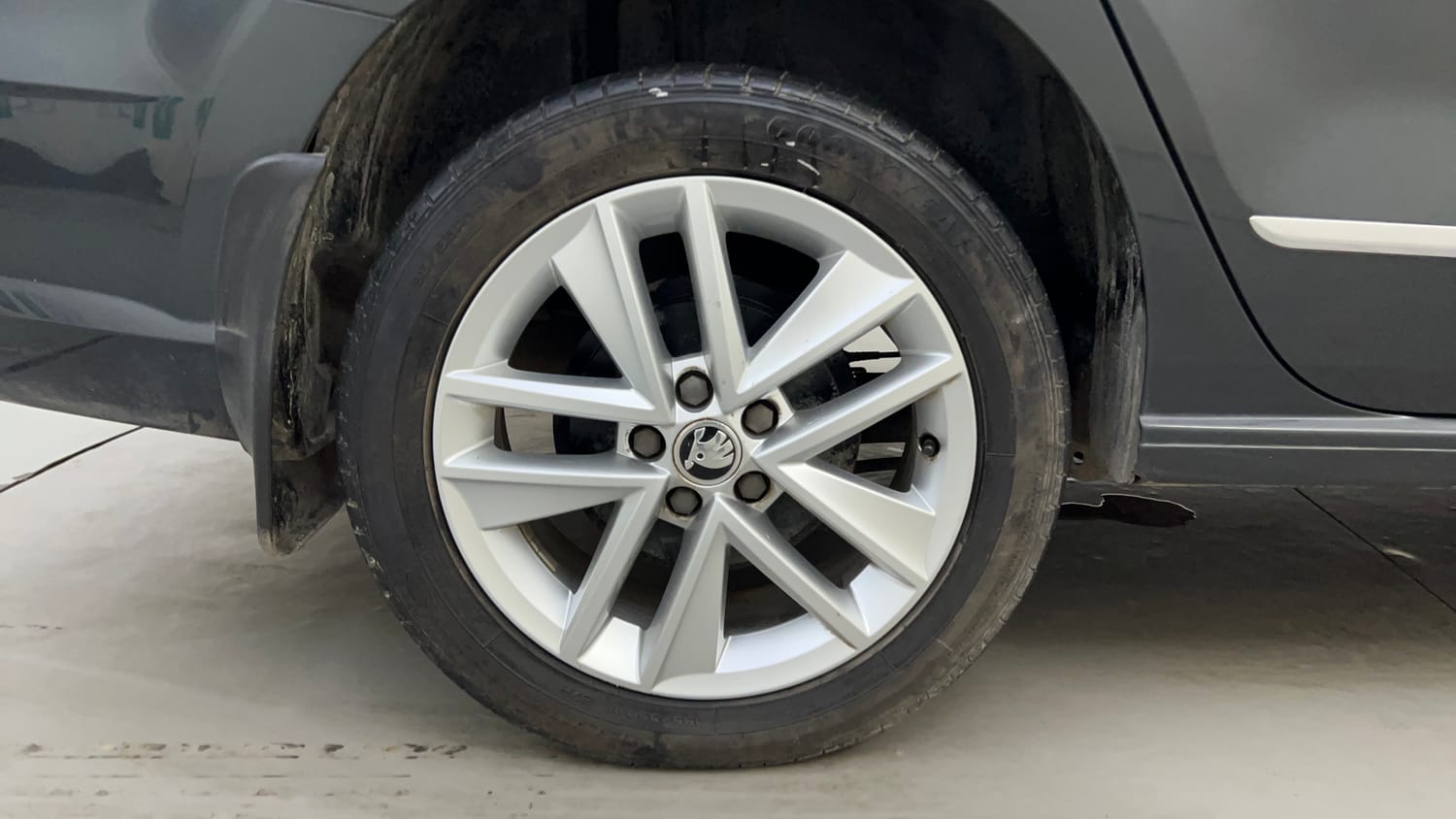 Used 2021 Skoda Rapid Style AT Petrol Automatic tyres RIGHT REAR TYRE RIM VIEW
