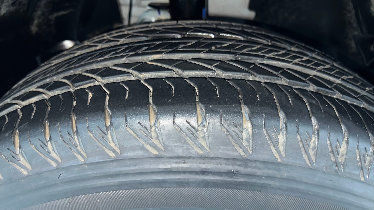 Used 2026 Tata Safari Accomplished X Automatic Petrol Automatic tyres RIGHT FRONT TYRE TREAD VIEW