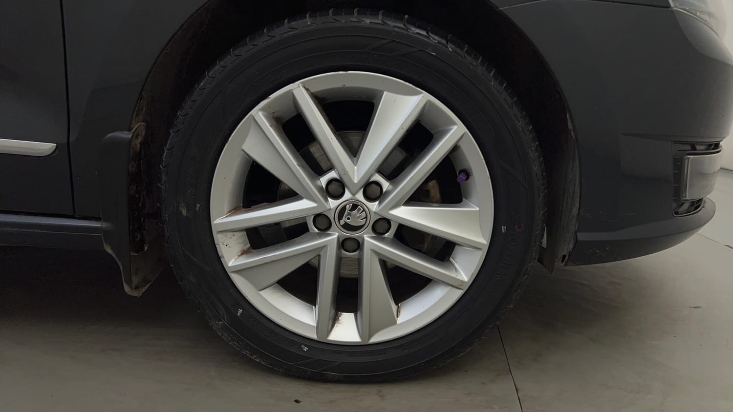 Used 2021 Skoda Rapid Style AT Petrol Automatic tyres RIGHT FRONT TYRE RIM VIEW