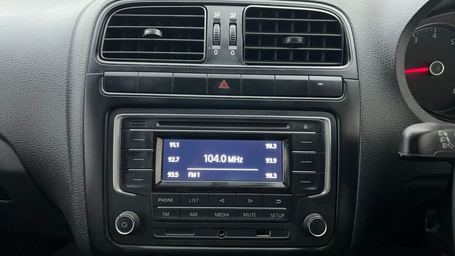Used 2019 Volkswagen Ameo Comfortline 1.0L (P) Petrol Manual top_features Integrated (in-dash) music system