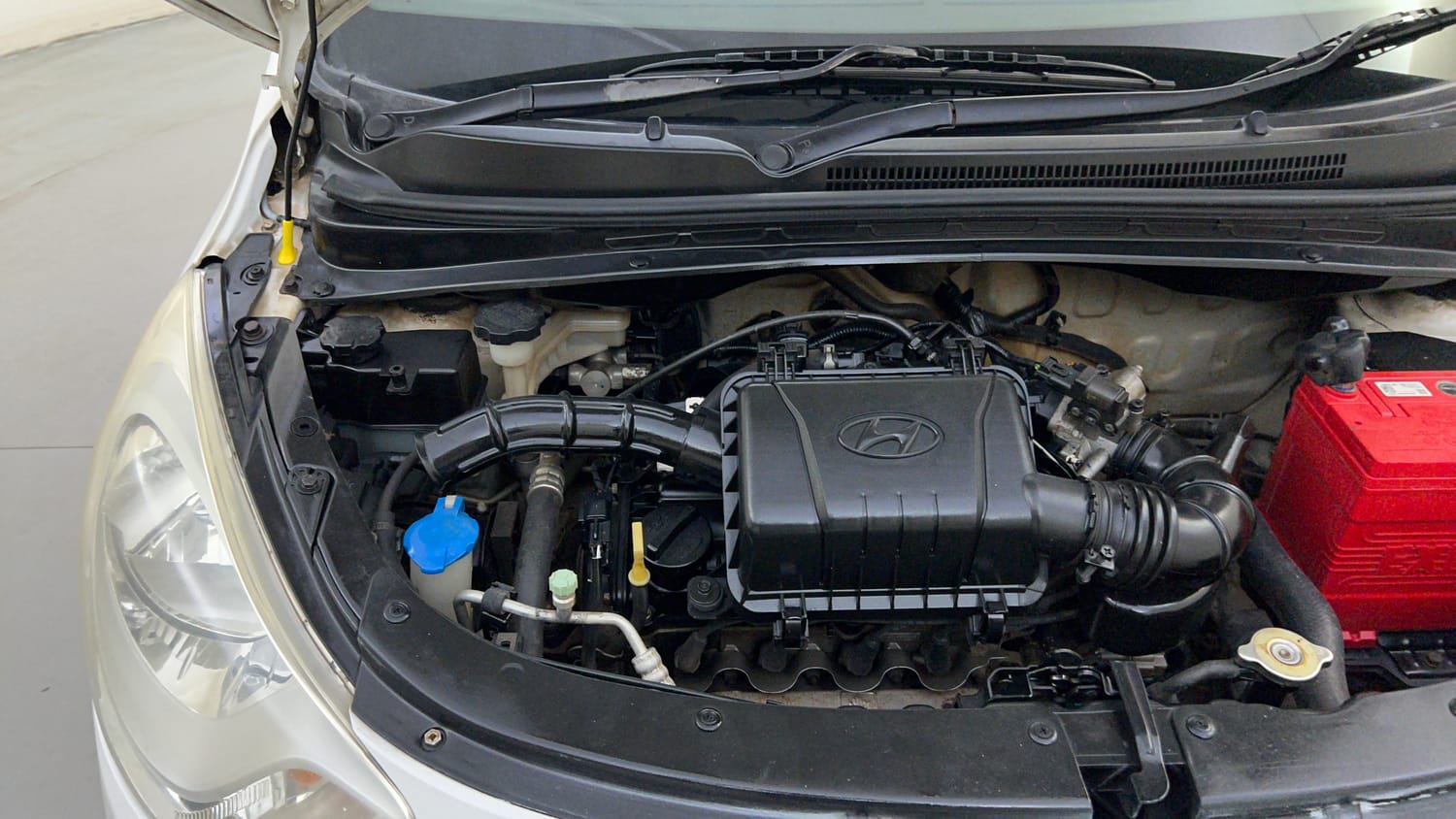Used 2015 Hyundai i10 Sportz 1.1 iRDE2 Petrol Manual engine ENGINE RIGHT SIDE HINGE & APRON VIEW