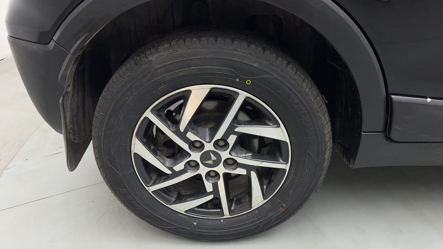 Used 2022 Mahindra XUV 300 W8 (O) 1.5 Diesel Diesel Manual tyres RIGHT REAR TYRE RIM VIEW
