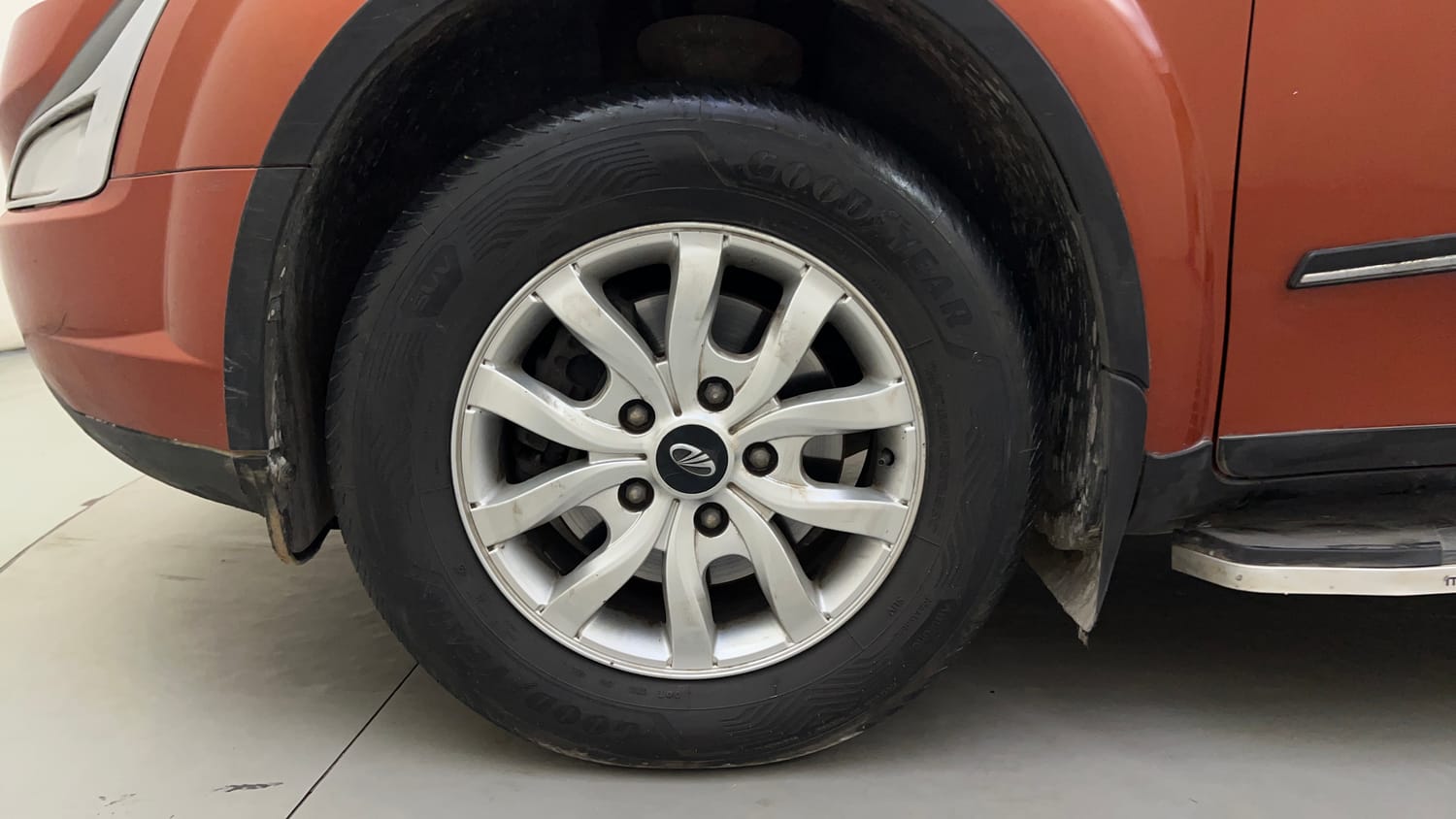 Used 2015 Mahindra XUV500 W10 Diesel Manual tyres LEFT FRONT TYRE RIM VIEW