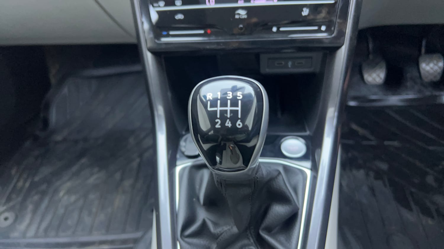 Used 2022 Volkswagen Taigun Topline 1.0 TSI MT Petrol Manual interior GEAR  KNOB VIEW
