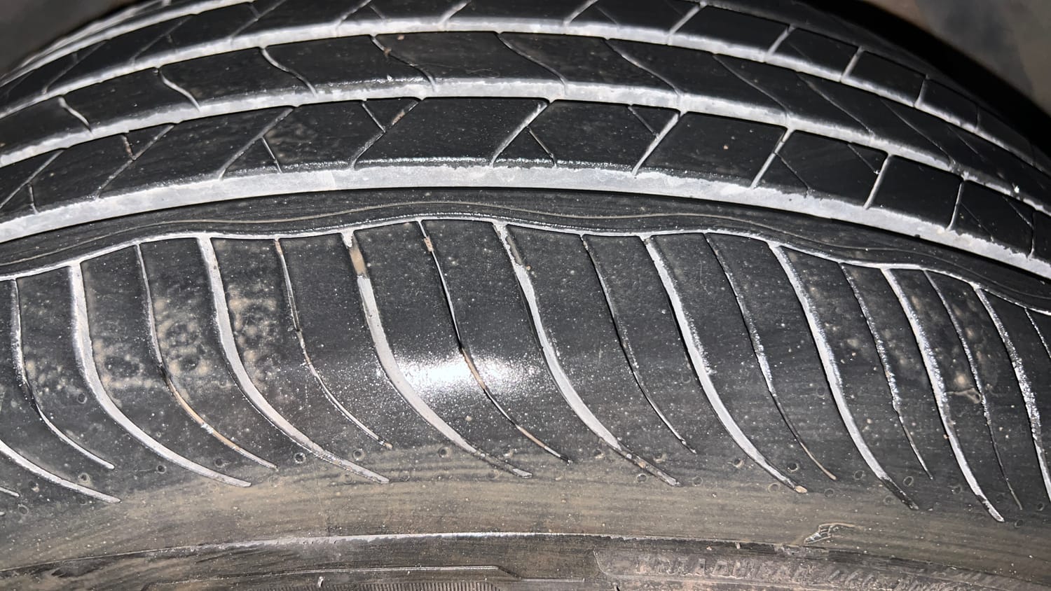 Used 2015 Mahindra XUV500 W10 Diesel Manual tyres RIGHT FRONT TYRE TREAD VIEW