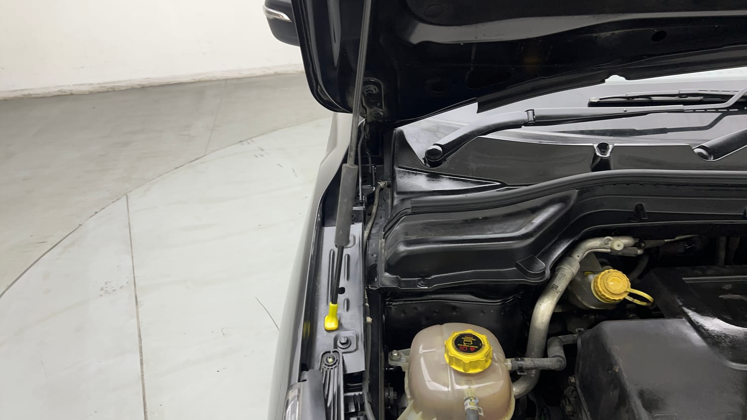 Used 2022 Mahindra XUV 300 W8 (O) 1.5 Diesel Diesel Manual engine ENGINE RIGHT SIDE HINGE & APRON VIEW