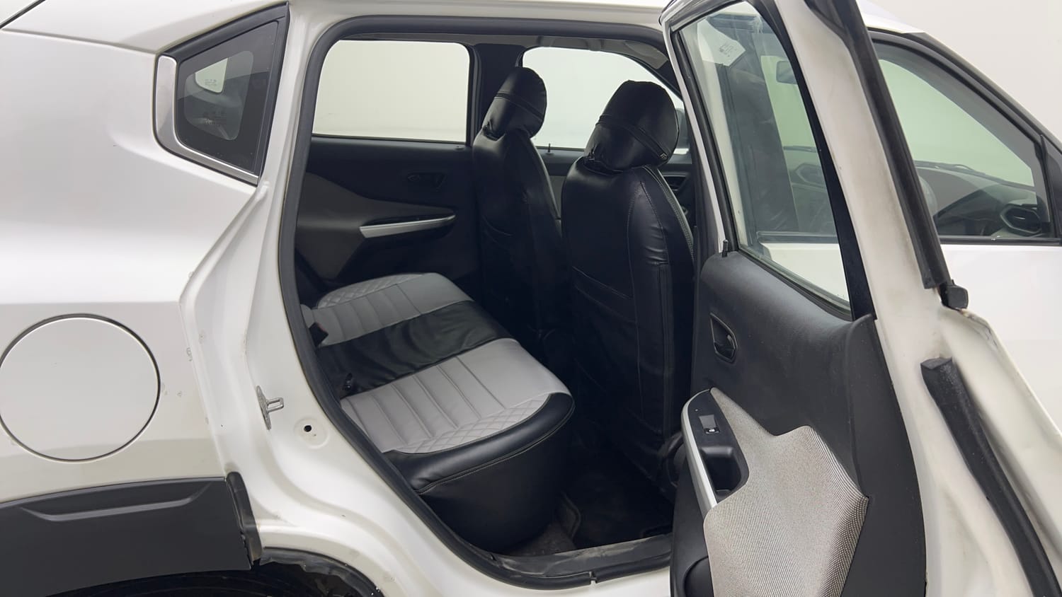 Used 2021 Nissan Magnite XE Petrol Manual interior RIGHT SIDE REAR DOOR CABIN VIEW