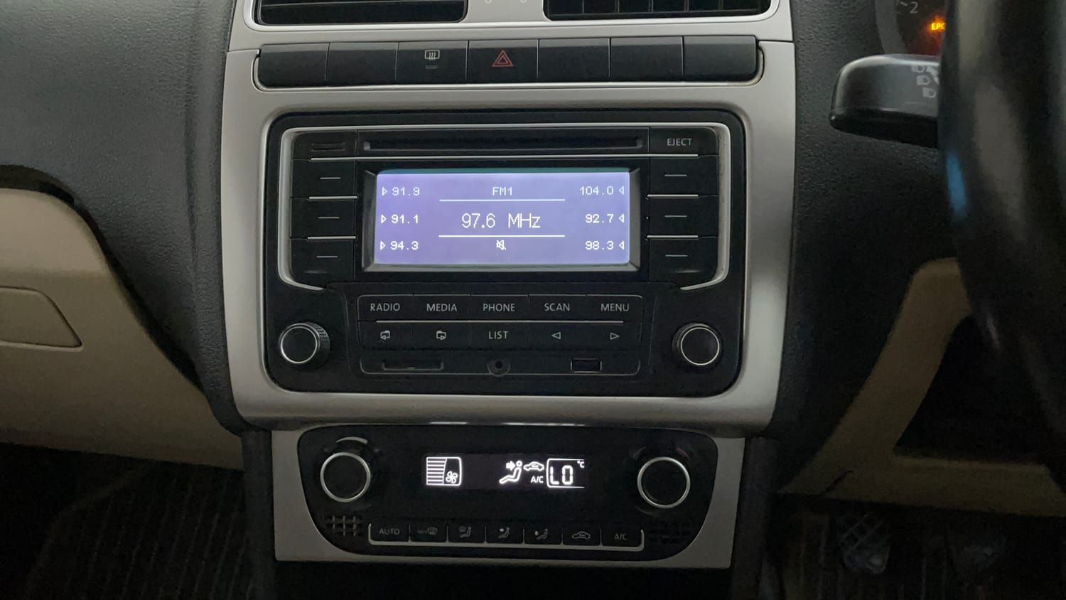 Used 2015 Volkswagen Polo Highline1.2L (P) Petrol Manual top_features Integrated (in-dash) music system