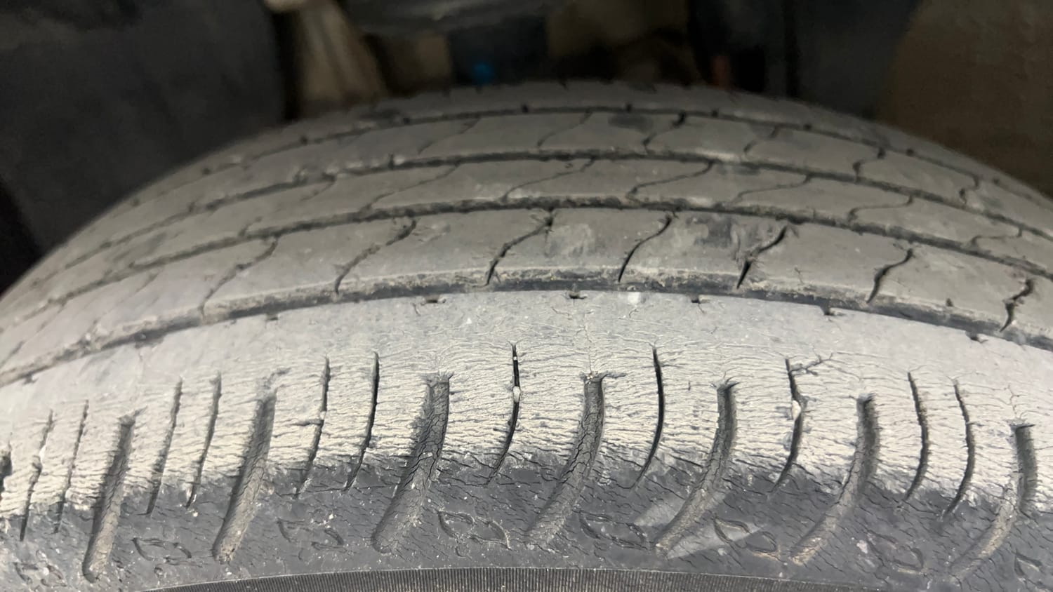 Used 2023 Renault Kiger RXE MT Petrol Manual tyres LEFT FRONT TYRE TREAD VIEW