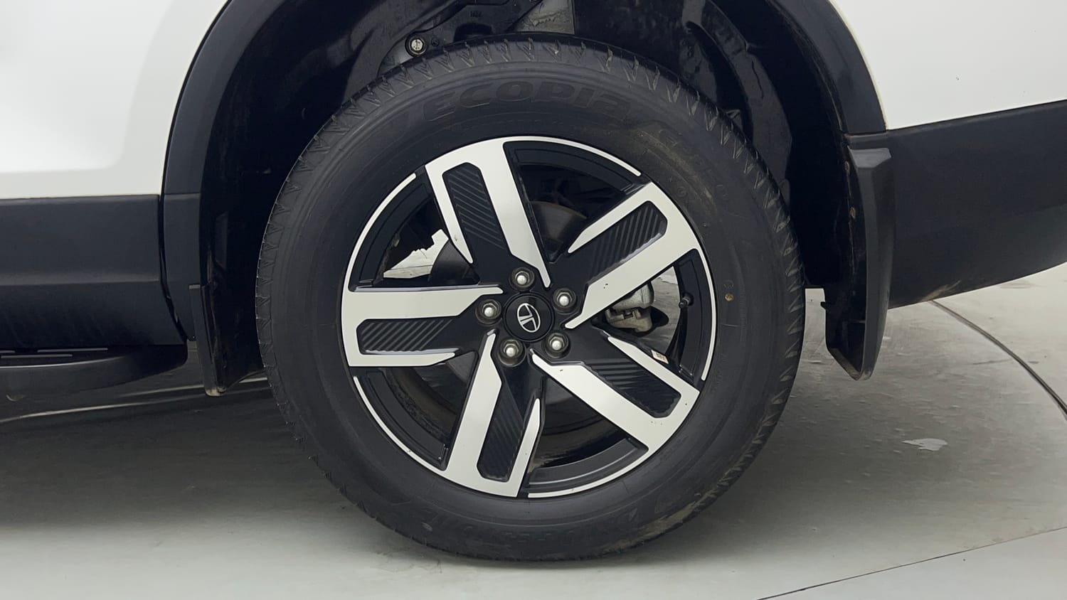 Used 2026 Tata Safari Accomplished X Automatic Petrol Automatic tyres LEFT REAR TYRE RIM VIEW