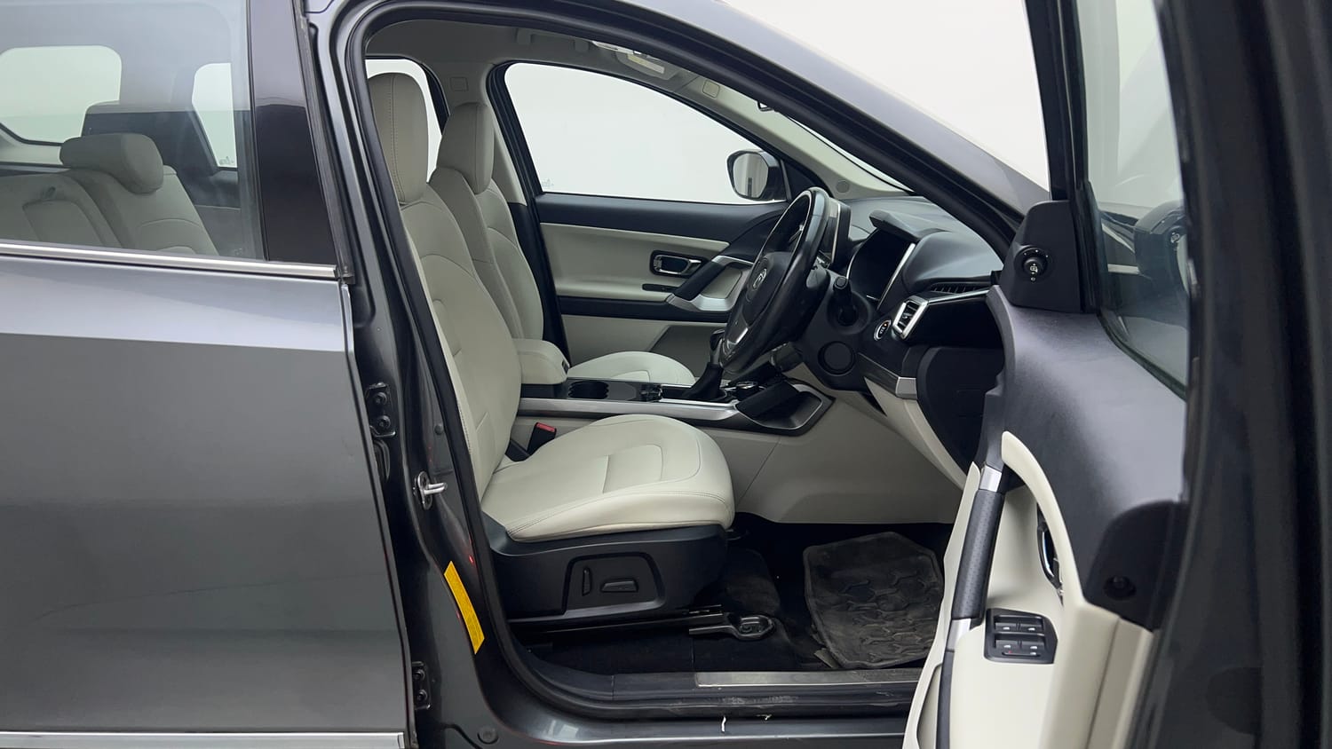 Used 2022 Tata Safari XZA Plus Diesel Automatic interior RIGHT SIDE FRONT DOOR CABIN VIEW