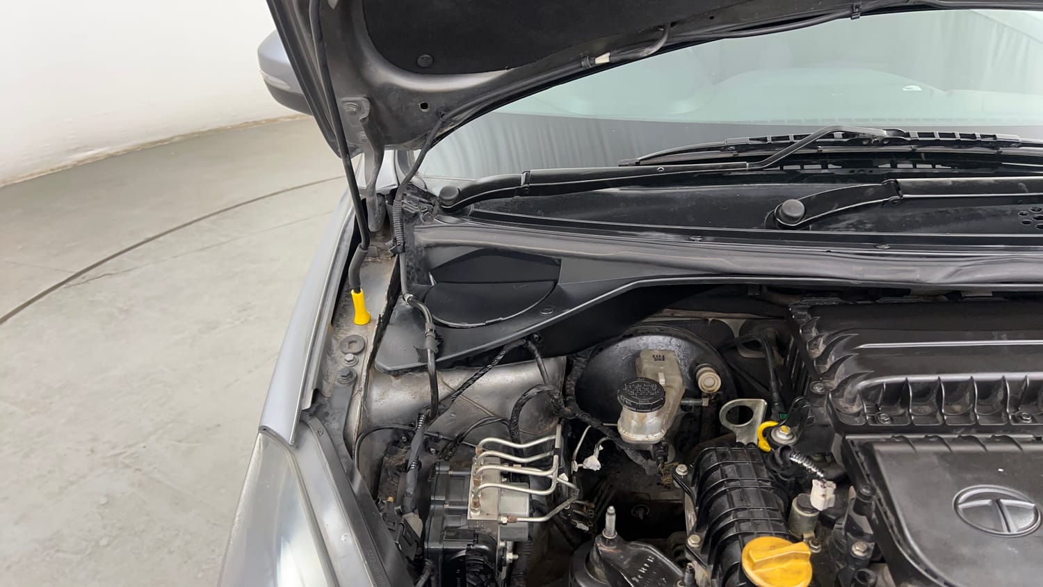 Used 2019 Tata Tigor Revotron XZA Petrol Automatic engine ENGINE RIGHT SIDE HINGE & APRON VIEW