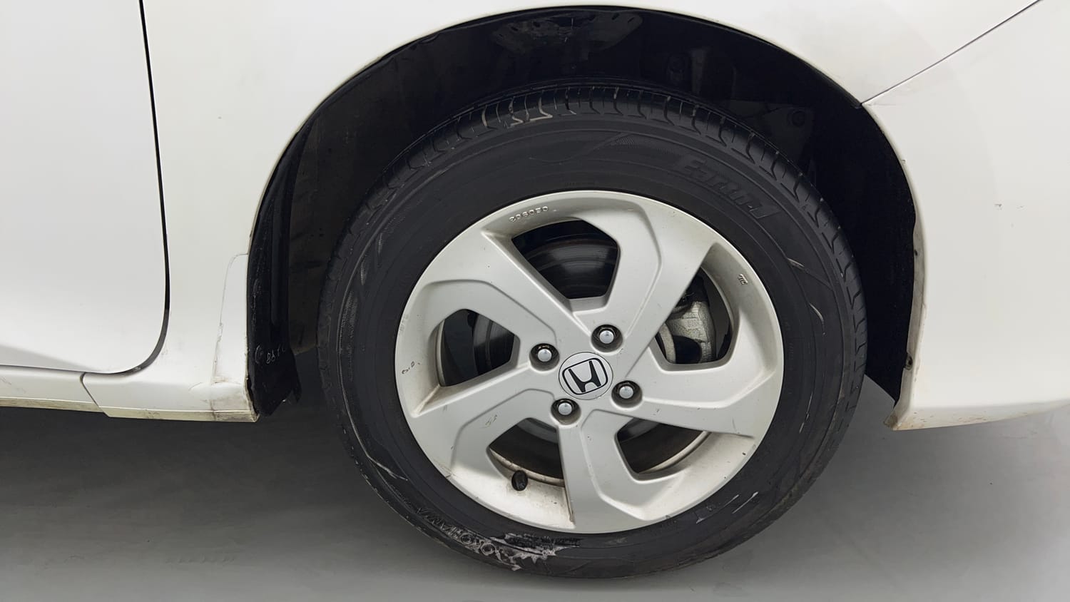 Used 2015 Honda City V Petrol Manual tyres RIGHT FRONT TYRE RIM VIEW