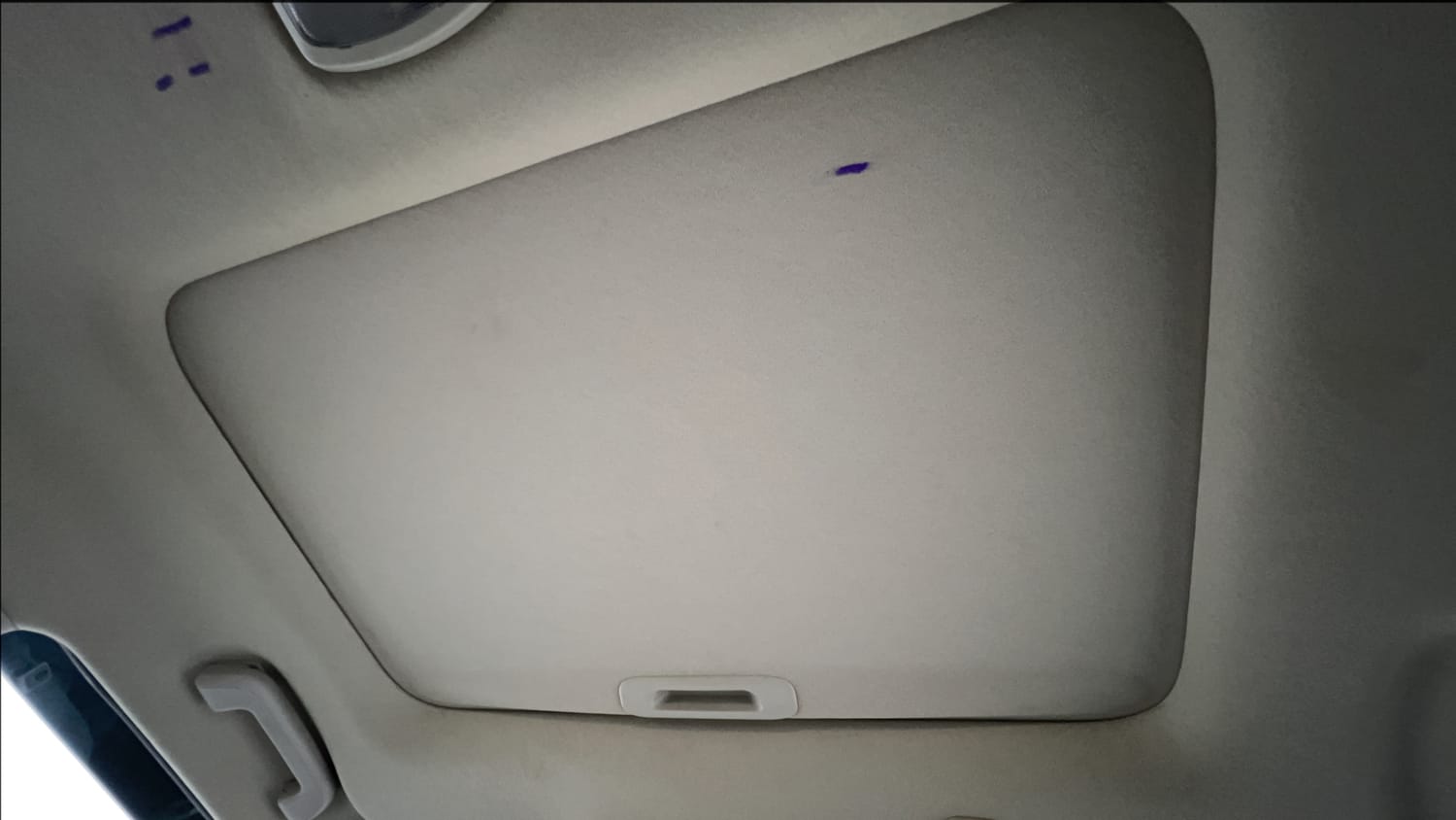 Used 2022 Mahindra XUV 300 W8 (O) 1.5 Diesel Diesel Manual top_features Sunroof