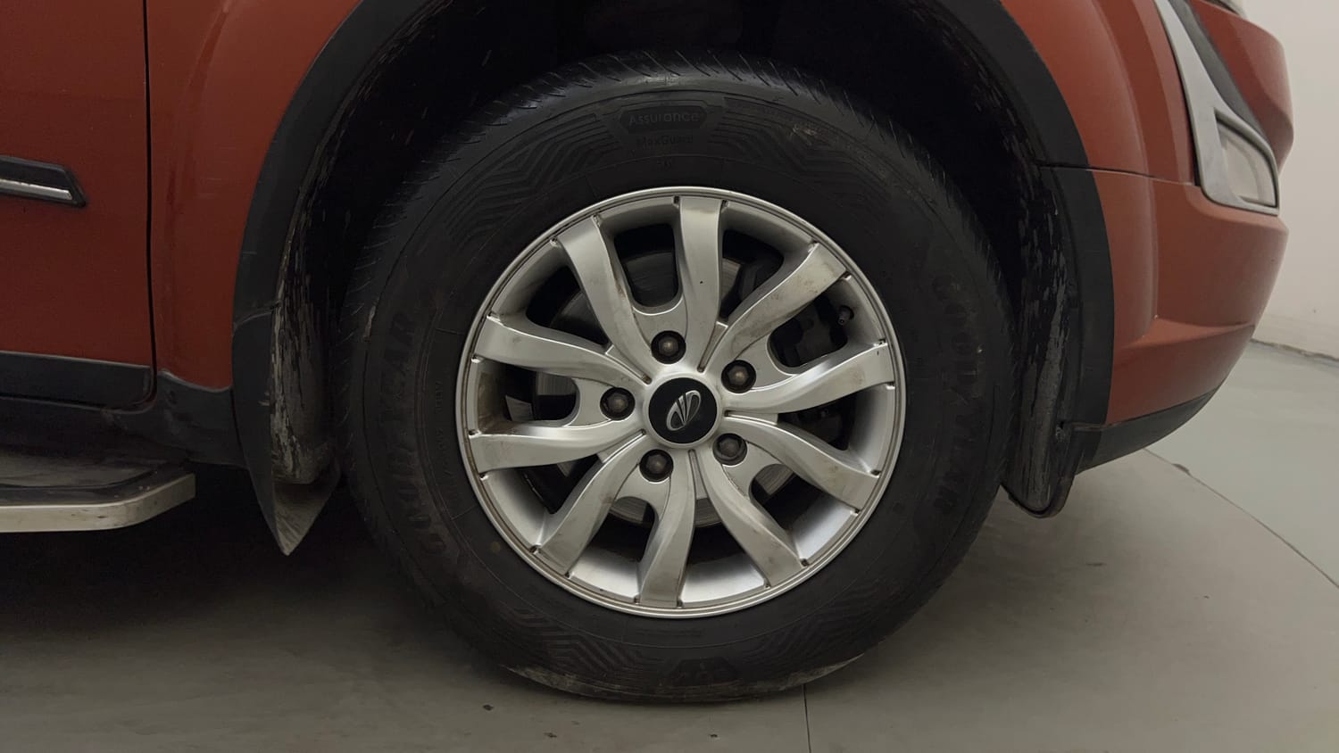 Used 2015 Mahindra XUV500 W10 Diesel Manual tyres RIGHT FRONT TYRE RIM VIEW