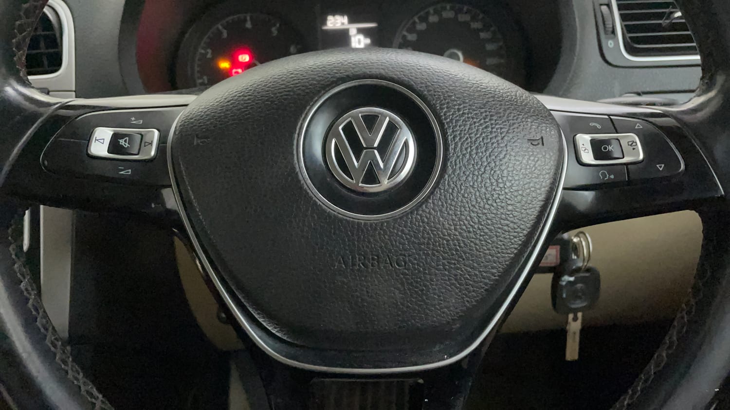 Used 2015 Volkswagen Polo Highline1.2L (P) Petrol Manual top_features Steering mounted controls