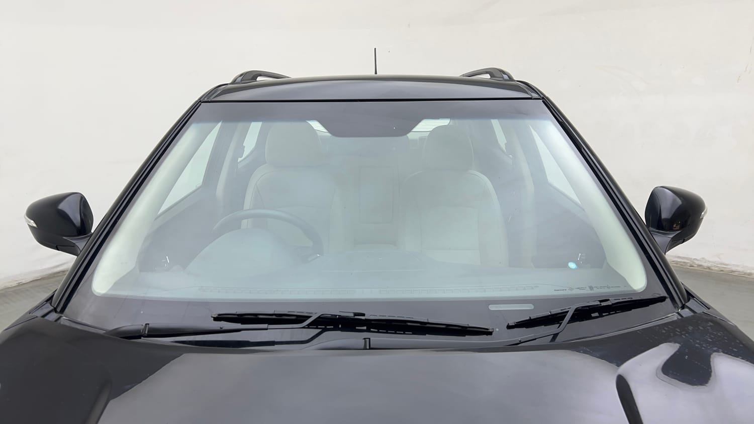 Used 2022 Mahindra XUV 300 W8 (O) 1.5 Diesel Diesel Manual exterior FRONT WINDSHIELD VIEW