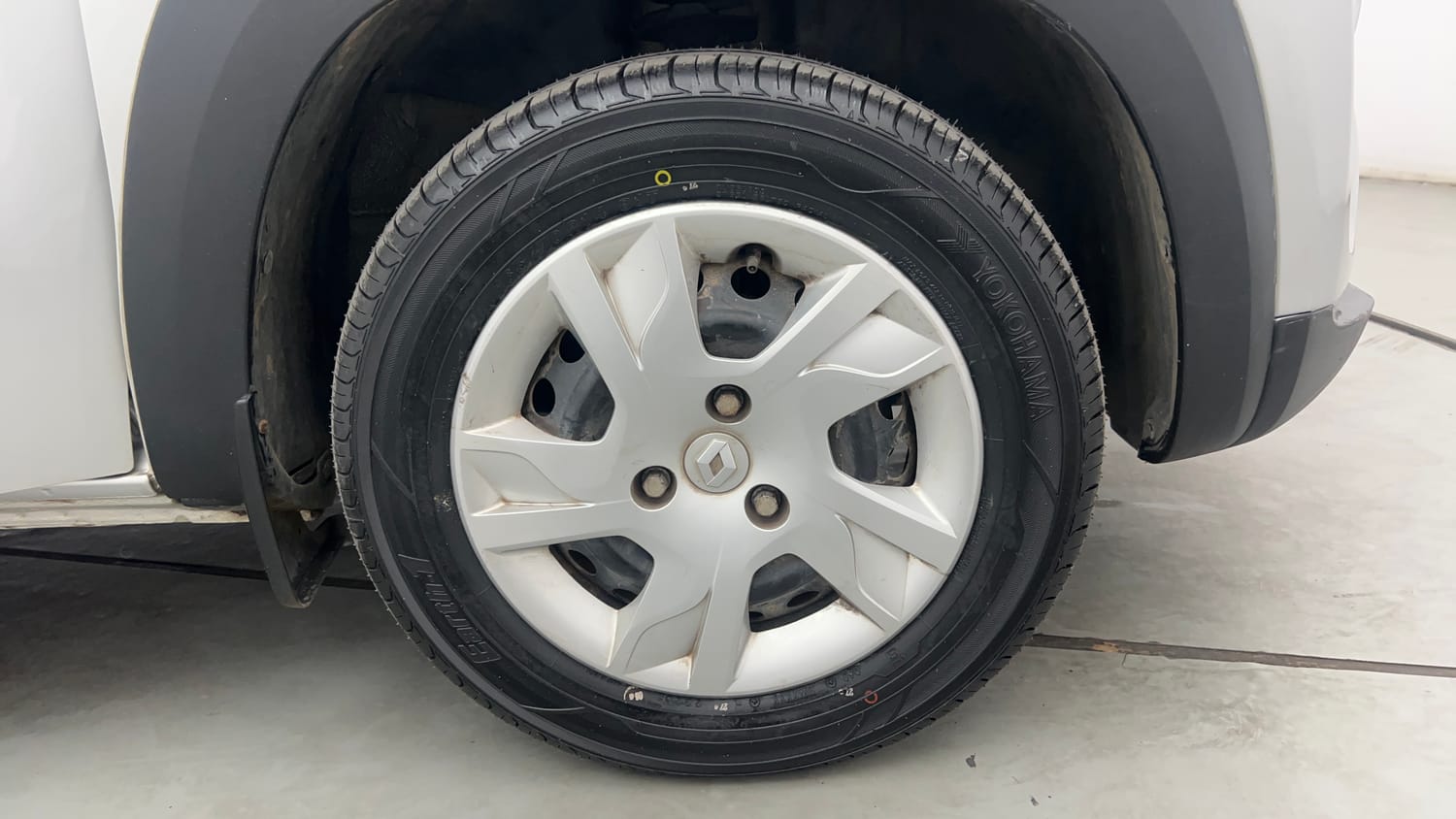 Used 2022 Renault Kwid RXT 1.0 AMT (O) Petrol Automatic tyres RIGHT FRONT TYRE RIM VIEW