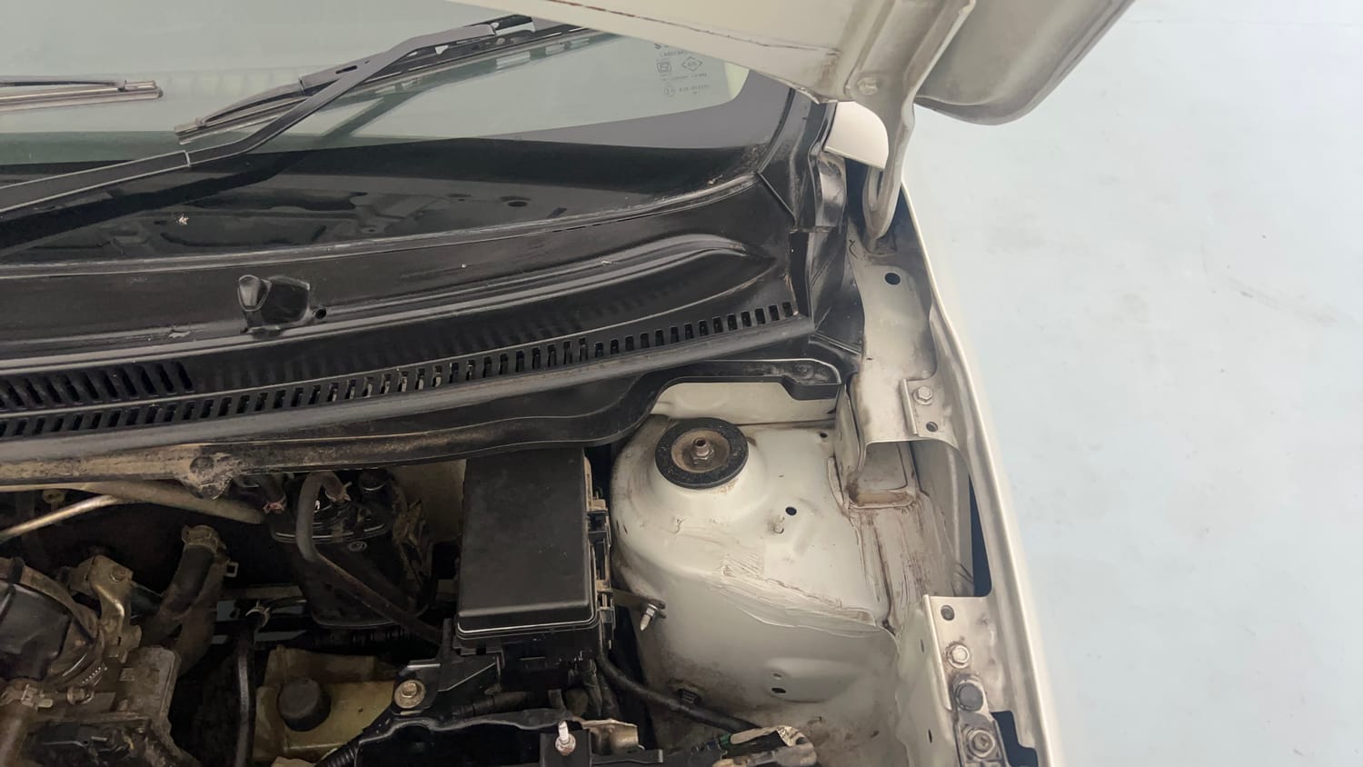 Used 2019 Maruti Suzuki Celerio VXi AMT Petrol Automatic engine ENGINE LEFT SIDE HINGE & APRON VIEW