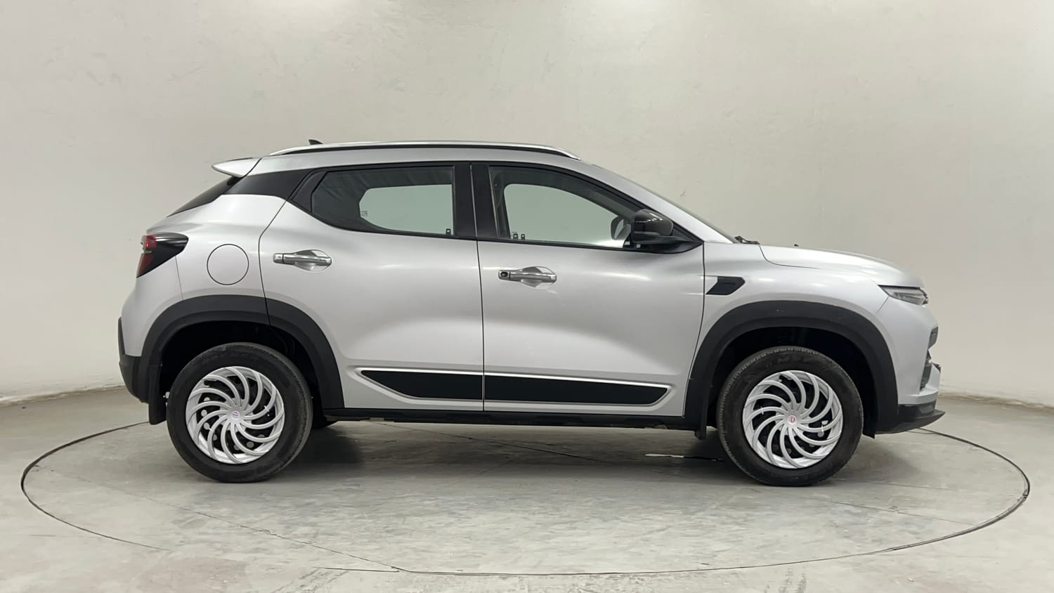 Used 2023 Renault Kiger RXE MT Petrol Manual exterior RIGHT SIDE VIEW