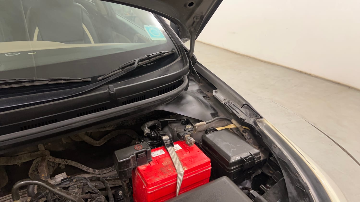 Used 2016 Hyundai Elite i20 Magna 1.2 Petrol Manual engine ENGINE LEFT SIDE HINGE & APRON VIEW