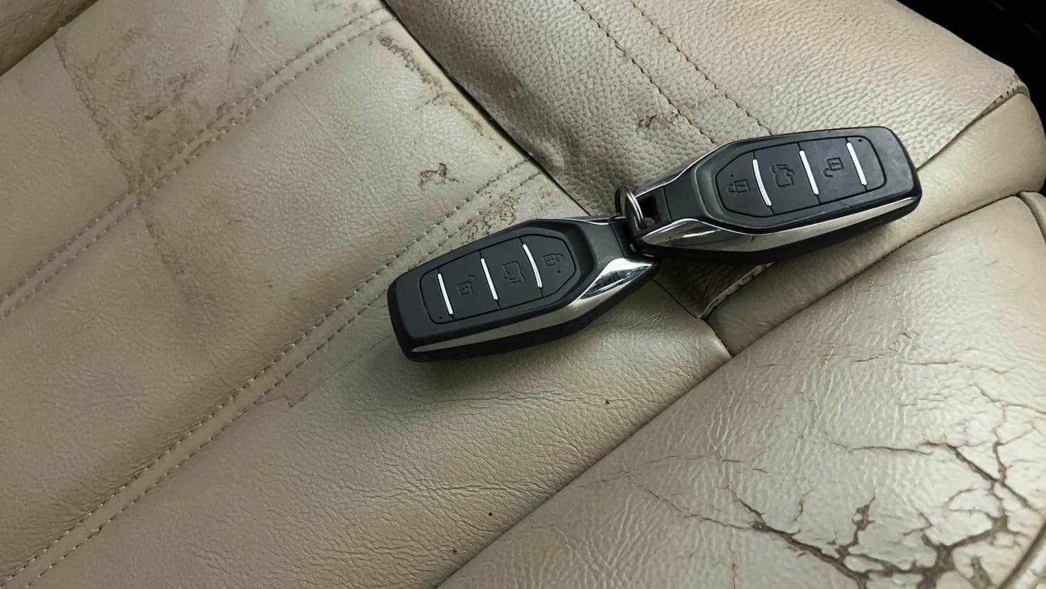 Used 2015 Mahindra XUV500 W10 Diesel Manual extra CAR KEY VIEW