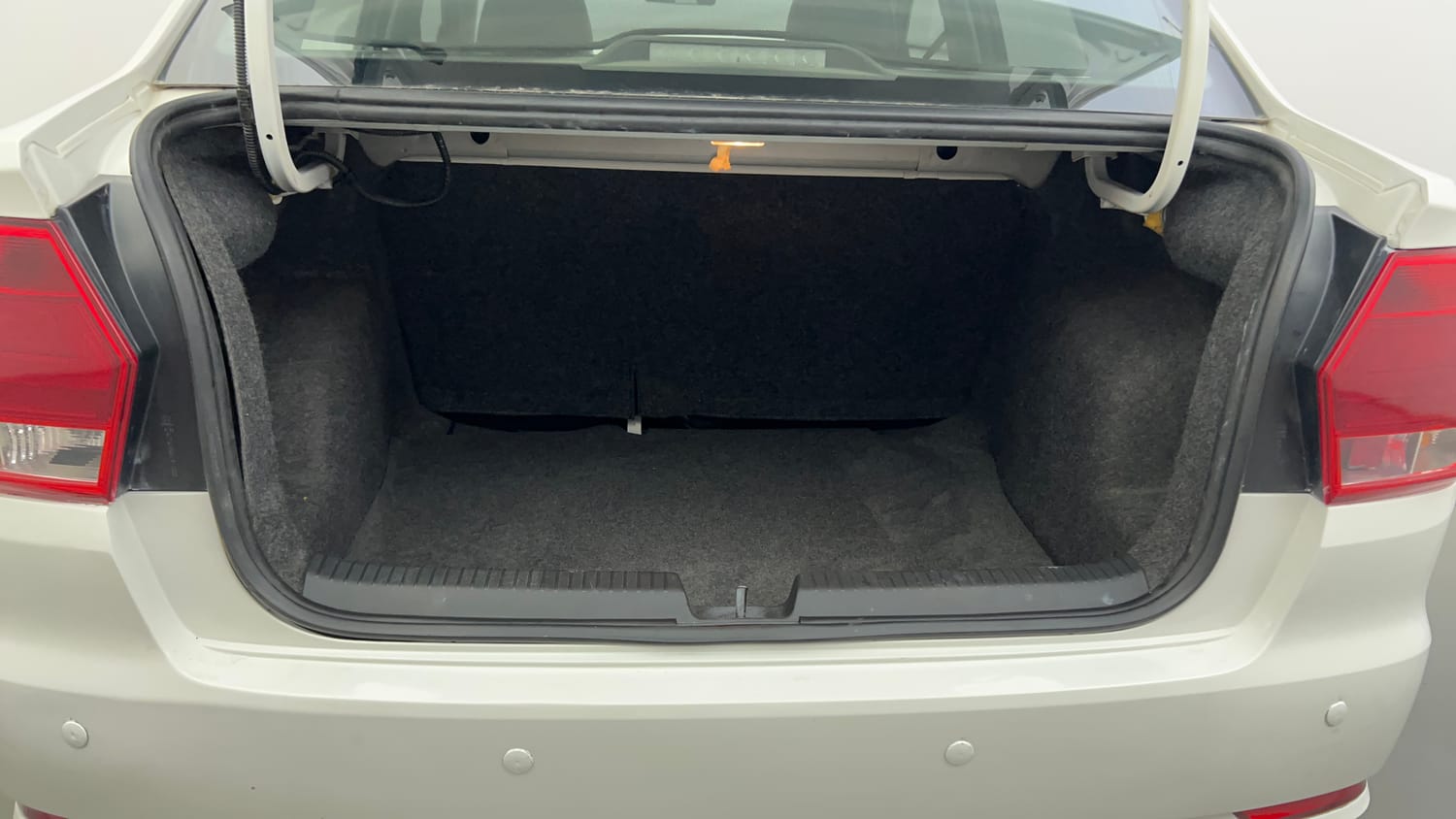 Used 2019 Volkswagen Ameo Comfortline 1.0L (P) Petrol Manual interior DICKY INSIDE VIEW