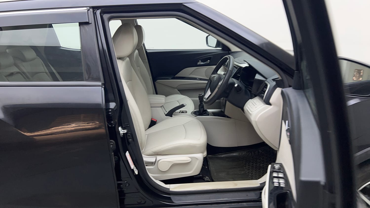 Used 2022 Mahindra XUV 300 W8 (O) 1.5 Diesel Diesel Manual interior RIGHT SIDE FRONT DOOR CABIN VIEW