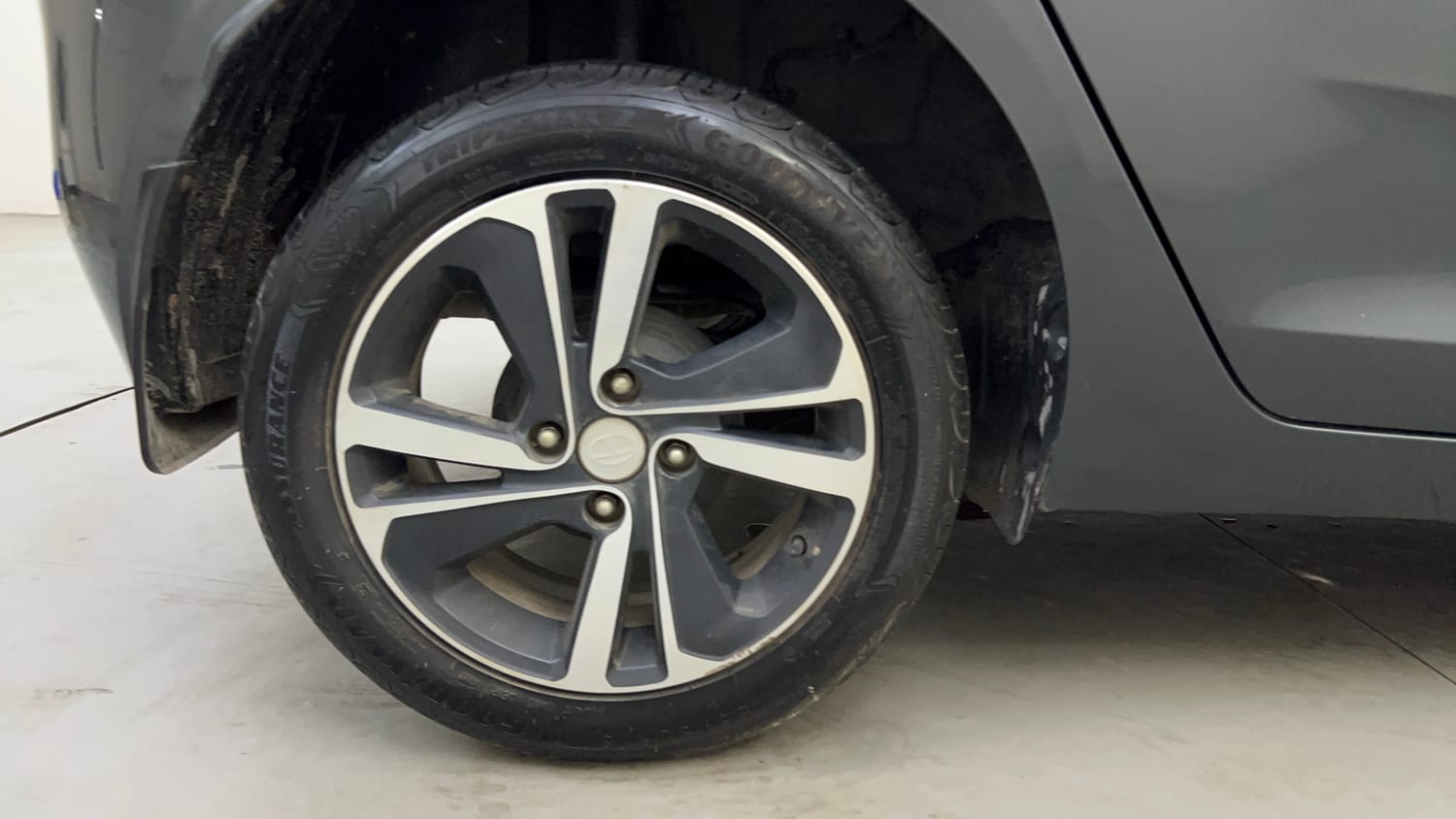 Used 2023 Tata Altroz XZ Diesel Diesel Manual tyres RIGHT REAR TYRE RIM VIEW