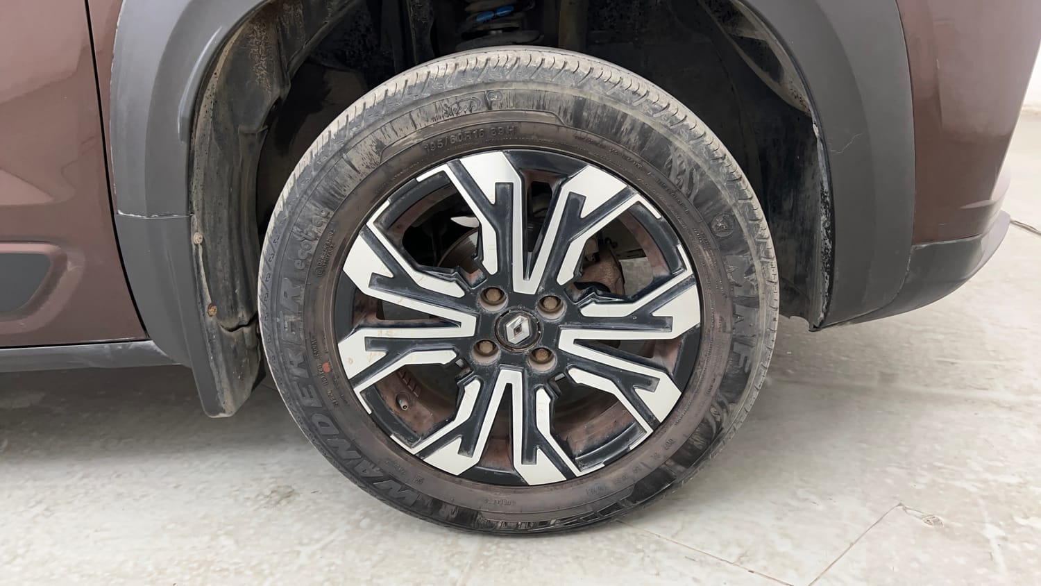 Used 2022 Renault Kiger RXZ AMT Petrol Automatic tyres RIGHT FRONT TYRE RIM VIEW
