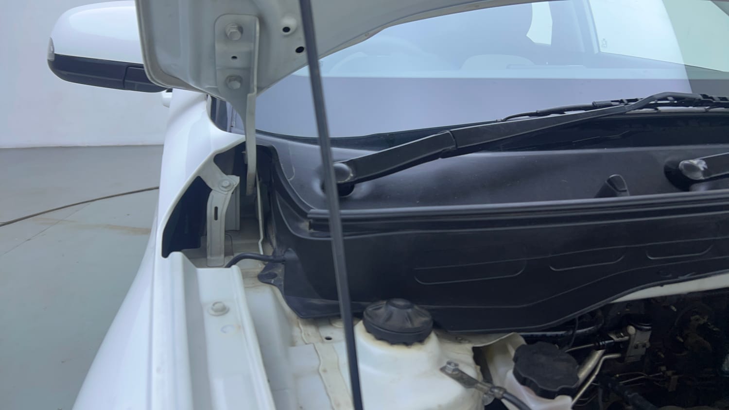 Used 2023 Hyundai Venue SX 1.2 Petrol Petrol Manual engine ENGINE RIGHT SIDE HINGE & APRON VIEW
