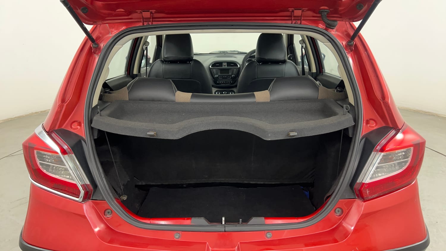 Used 2017 Tata Tiago Revotron XE (O) Petrol Manual interior DICKY INSIDE VIEW