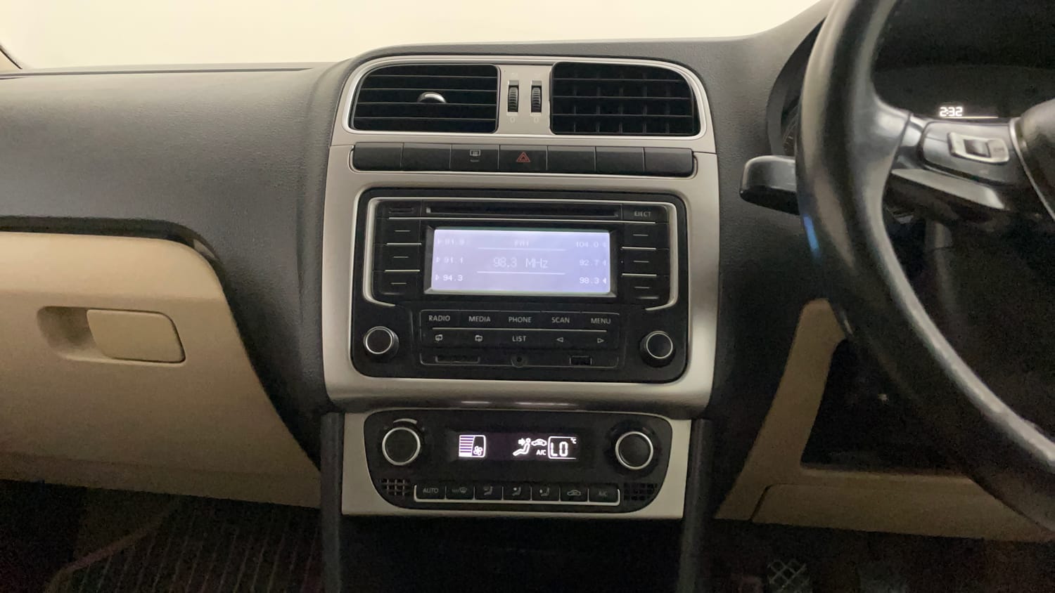 Used 2015 Volkswagen Polo Highline1.2L (P) Petrol Manual interior MUSIC SYSTEM & AC CONTROL VIEW