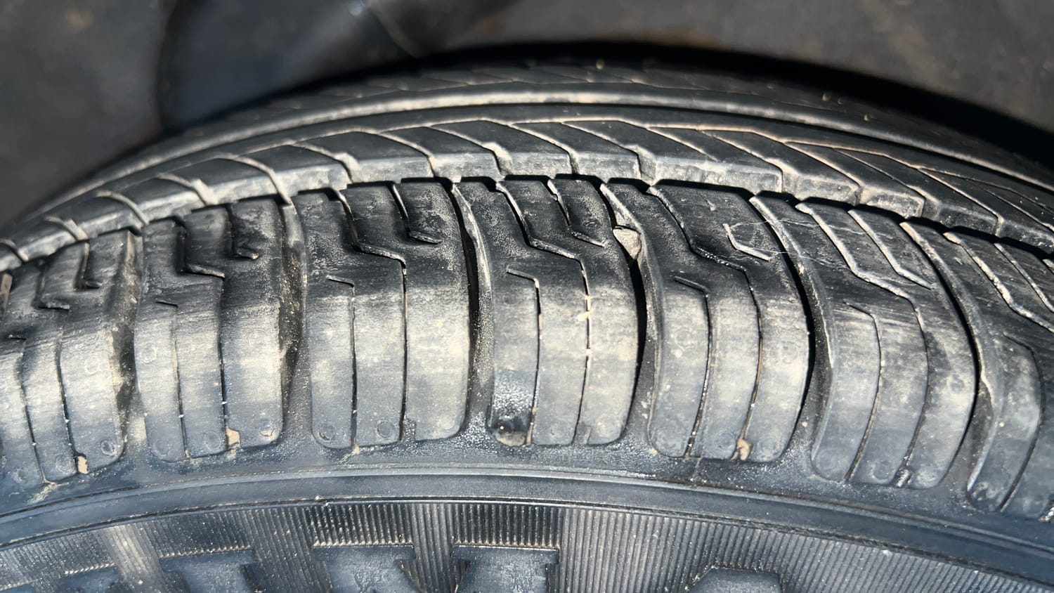 Used 2014 Hyundai i10 Sportz 1.1 iRDE2 Petrol Manual tyres LEFT REAR TYRE TREAD VIEW