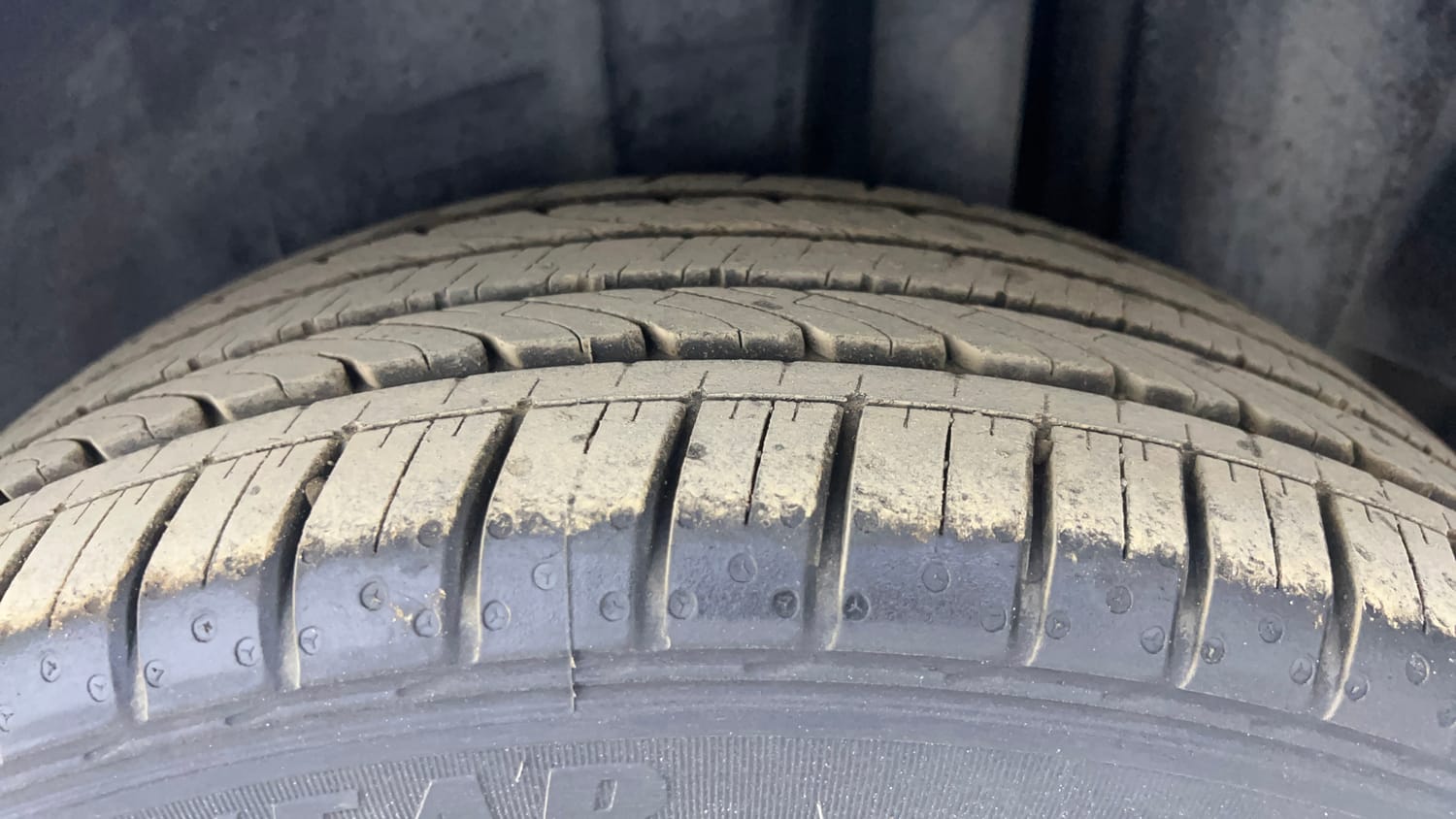 Used 2017 Maruti Suzuki Ciaz Alpha 1.4 AT Petrol Automatic tyres LEFT REAR TYRE TREAD VIEW