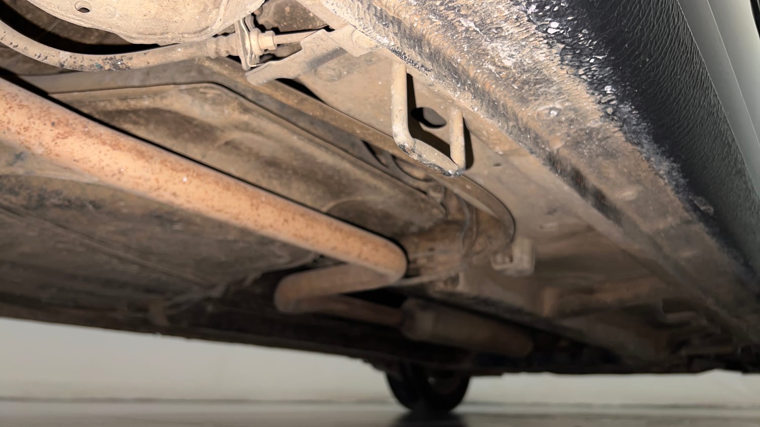 Used 2017 Maruti Suzuki Ertiga ZXI+ Petrol Manual extra REAR RIGHT UNDERBODY VIEW