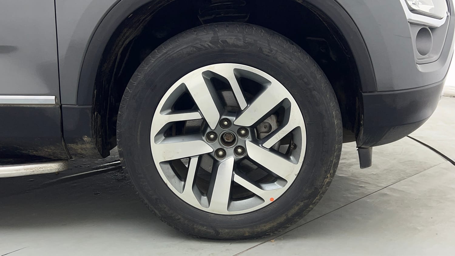 Used 2022 Tata Safari XZA Plus Diesel Automatic tyres RIGHT FRONT TYRE RIM VIEW
