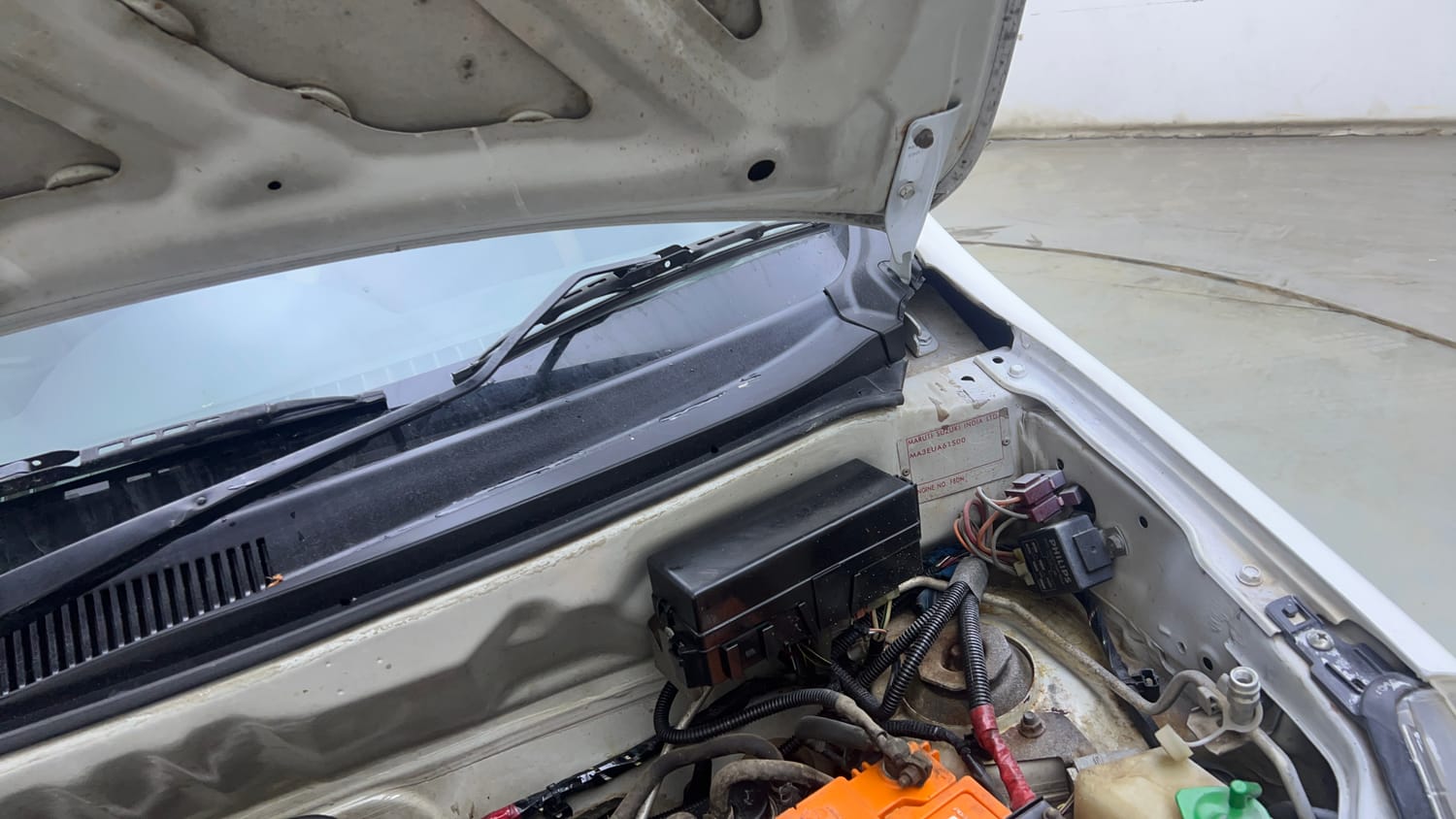 Used 2017 Maruti Suzuki Alto 800 LXi Petrol Manual engine ENGINE LEFT SIDE HINGE & APRON VIEW