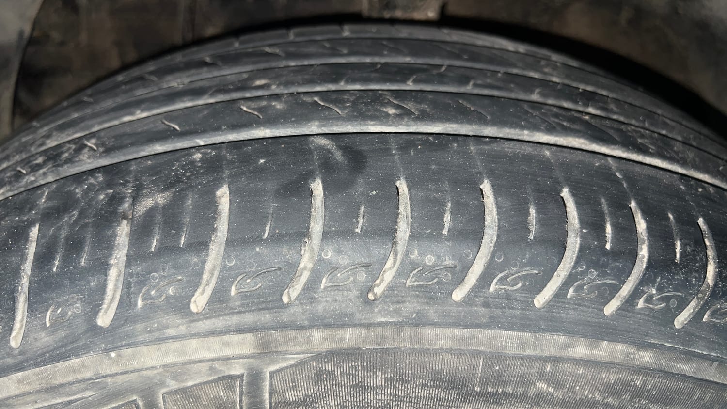 Used 2022 Mahindra XUV 300 W8 (O) 1.5 Diesel Diesel Manual tyres LEFT FRONT TYRE TREAD VIEW
