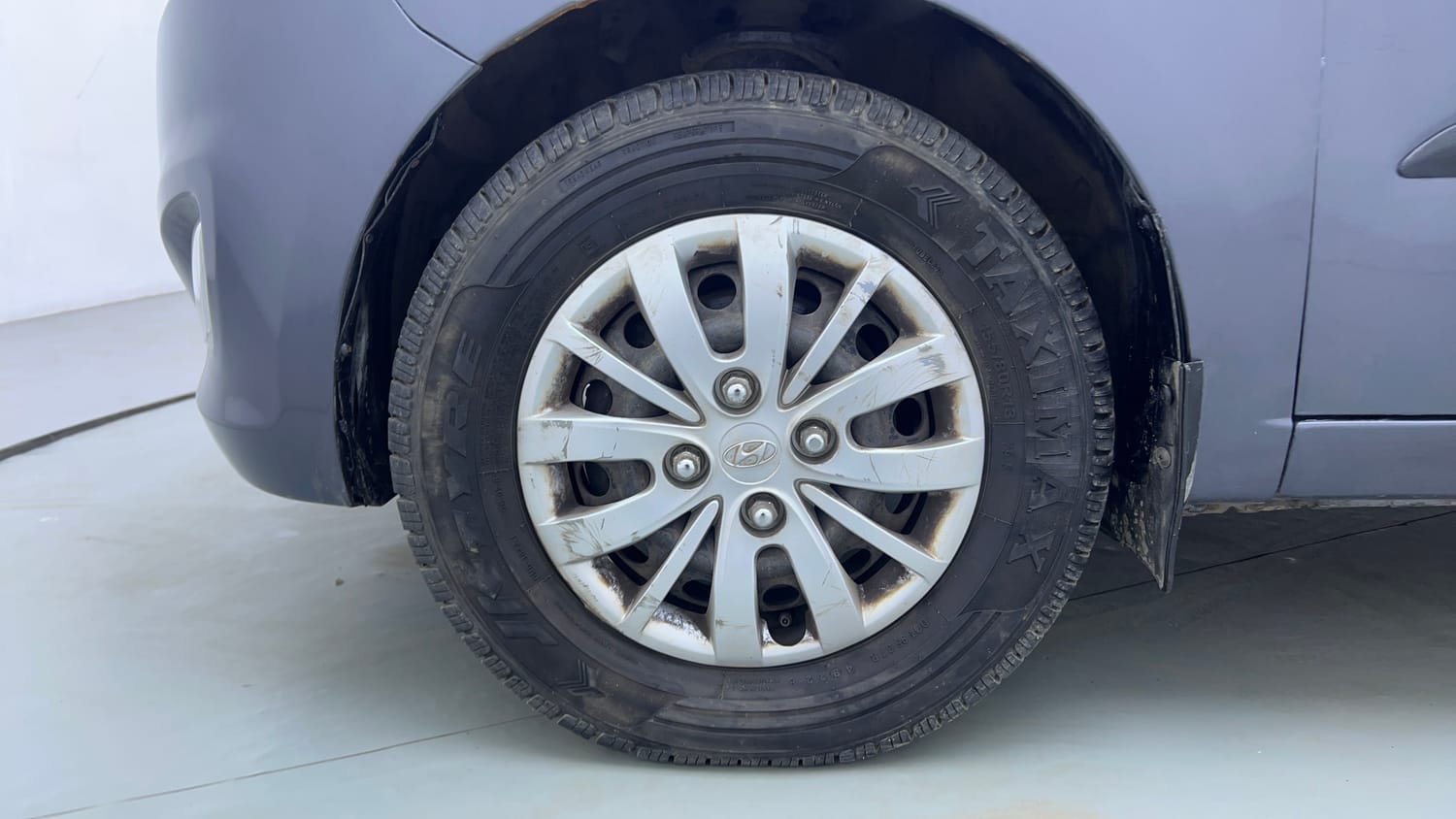 Used 2014 Hyundai i10 Sportz 1.1 iRDE2 Petrol Manual tyres LEFT FRONT TYRE RIM VIEW
