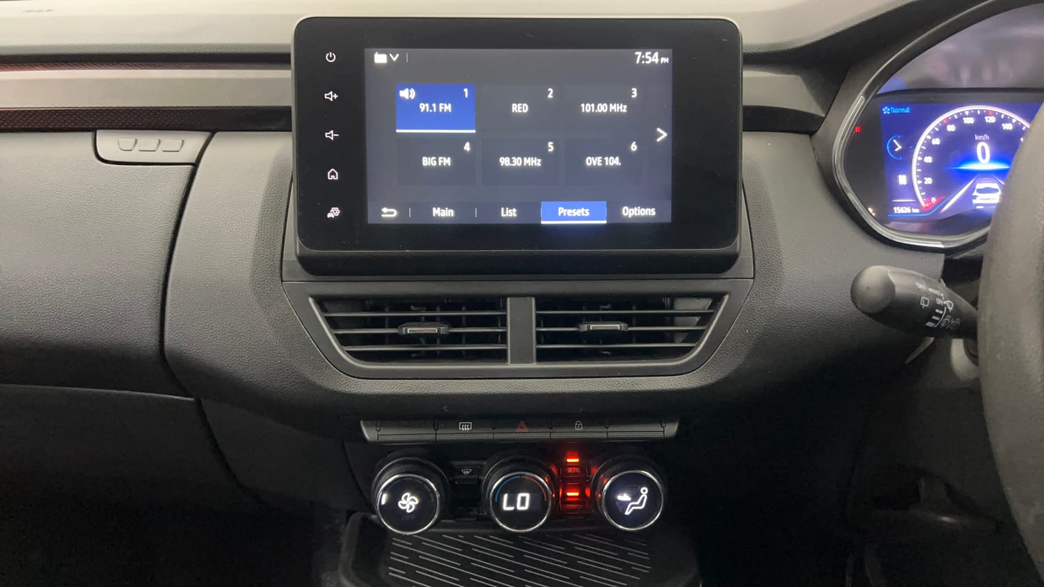 Used 2022 Renault Kiger RXZ AMT Petrol Automatic interior MUSIC SYSTEM & AC CONTROL VIEW